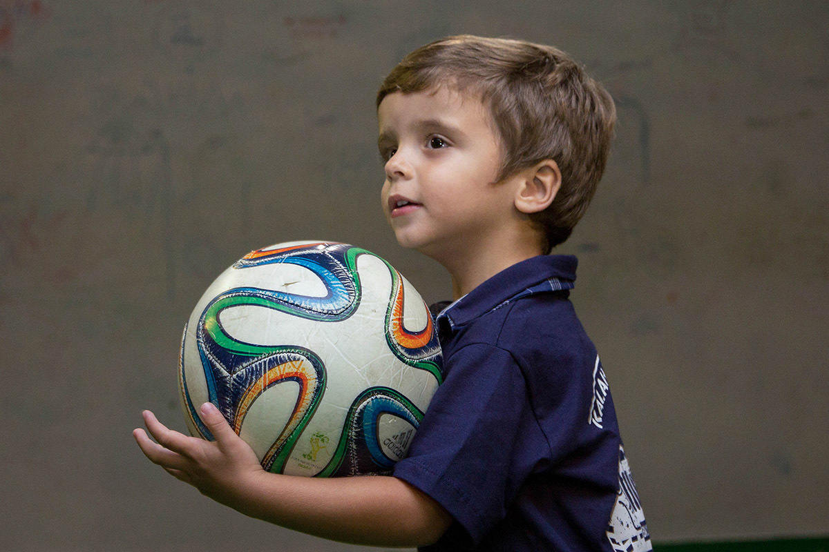 Festa de aniversário do Mateus: Mateus, 3 anos, com a bola - Rio de Janeiro.