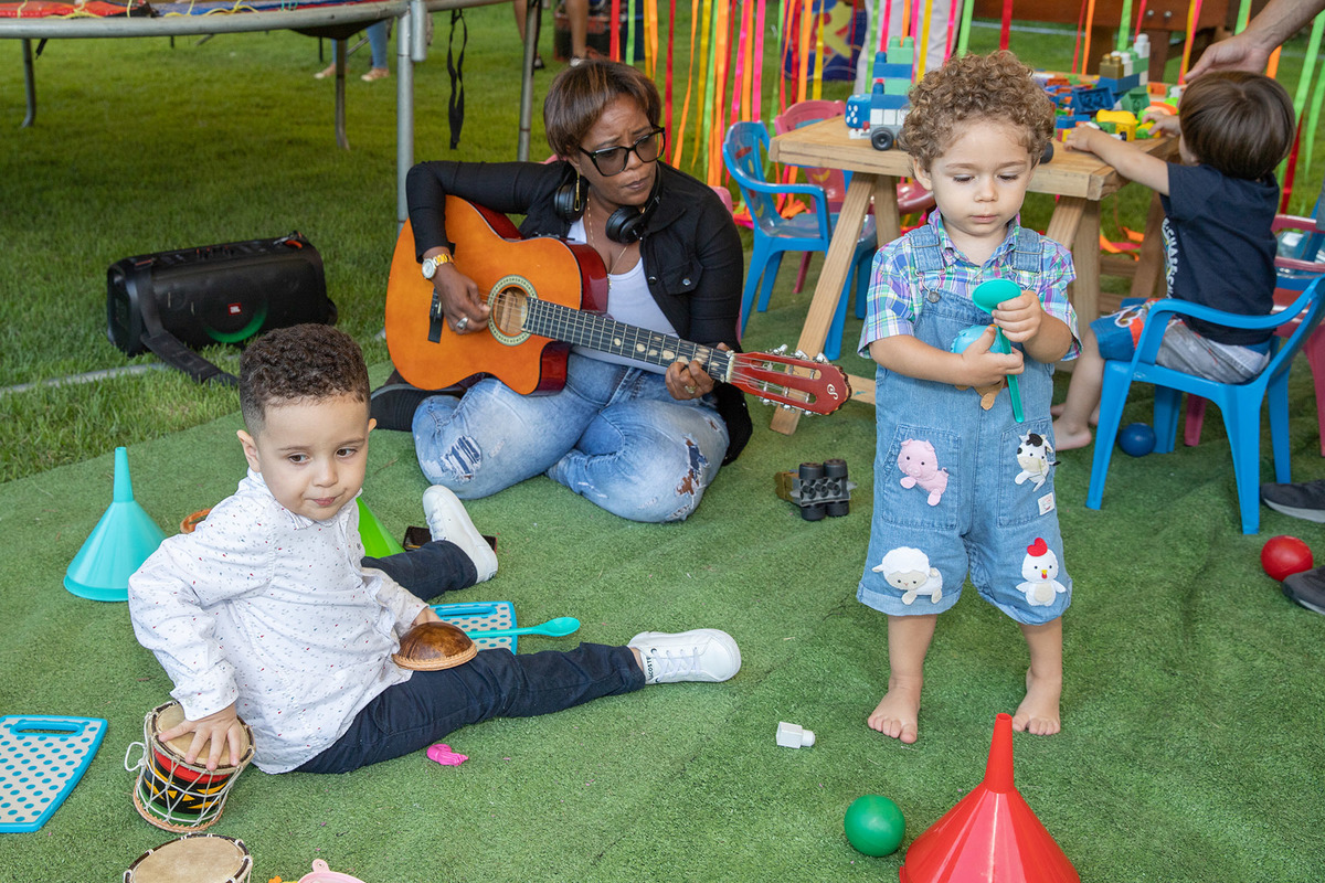 Festa de 2 anos Vitor: Vitor brincando no Sítio Recanto dos Sonhos, RJ.