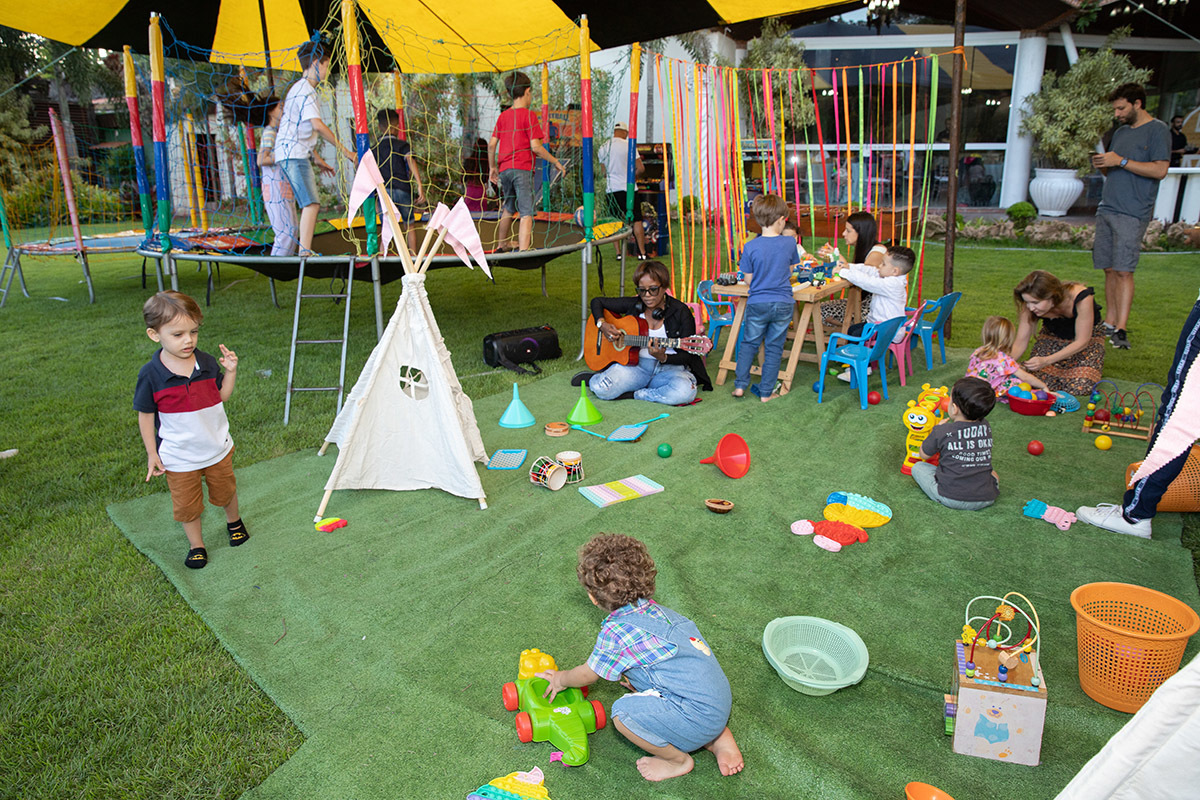 Festa de 2 anos Vitor: Vitor brincando com amigos no Sítio Recanto dos Sonhos, RJ.