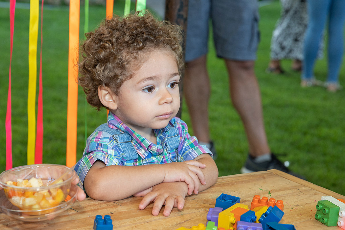 Festa de 2 anos Vitor: Vitor brincando no Sítio Recanto dos Sonhos, RJ.