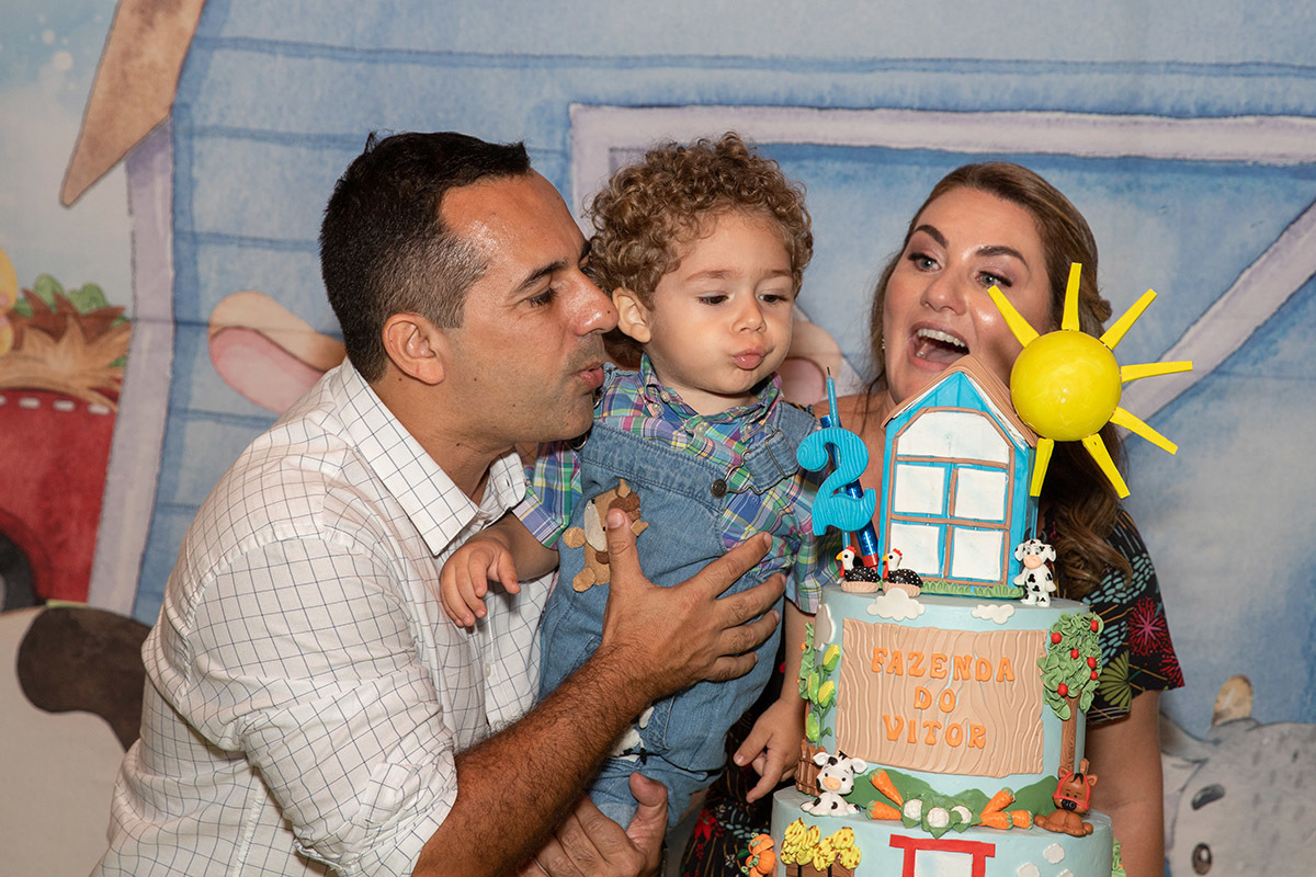 Festa de 2 anos Vitor: Vitor com os pais soprando velinha no Sítio Recanto dos Sonhos, RJ.