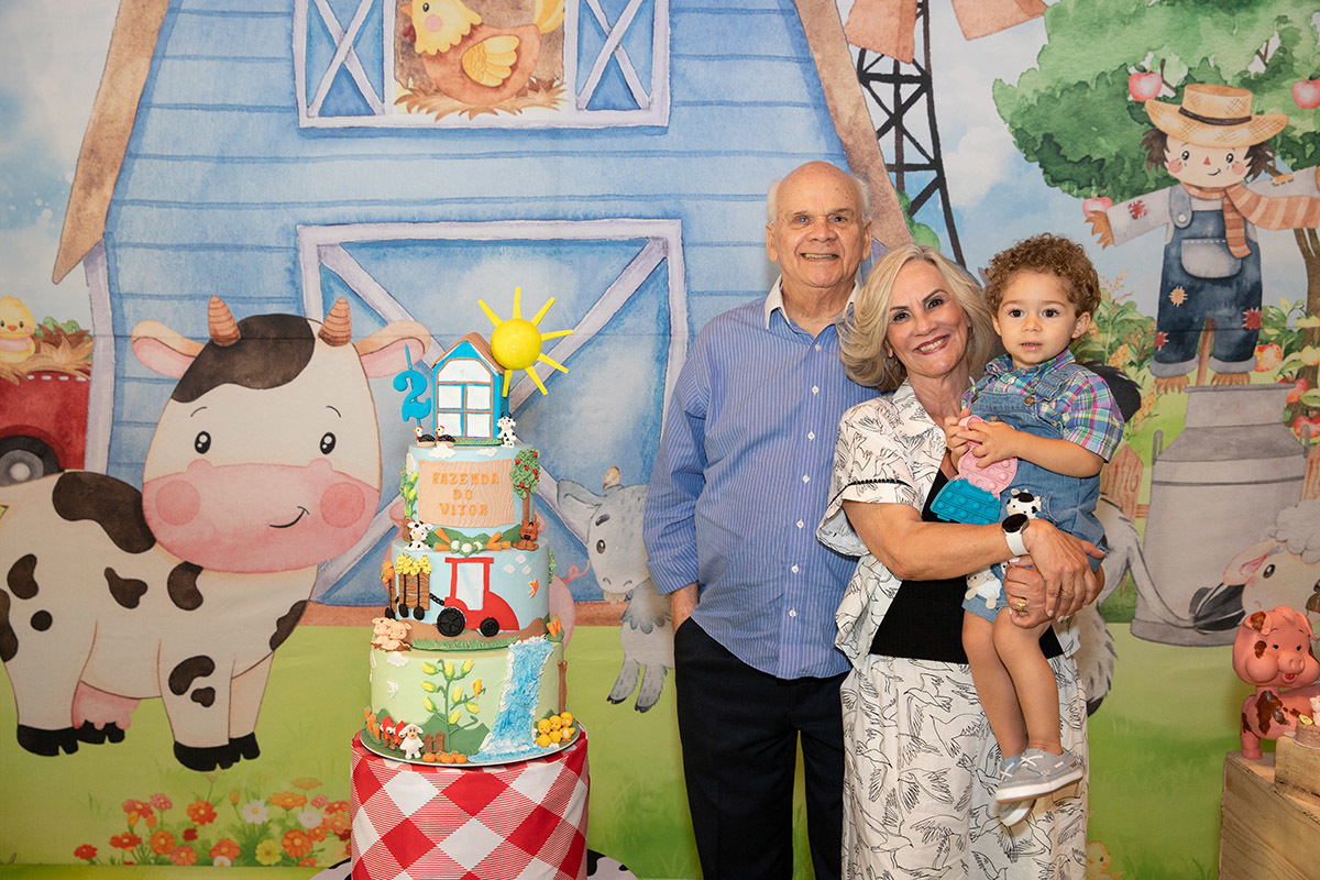 Festa de 2 anos Vitor: Vitor com avós no Sítio Recanto dos Sonhos, RJ.