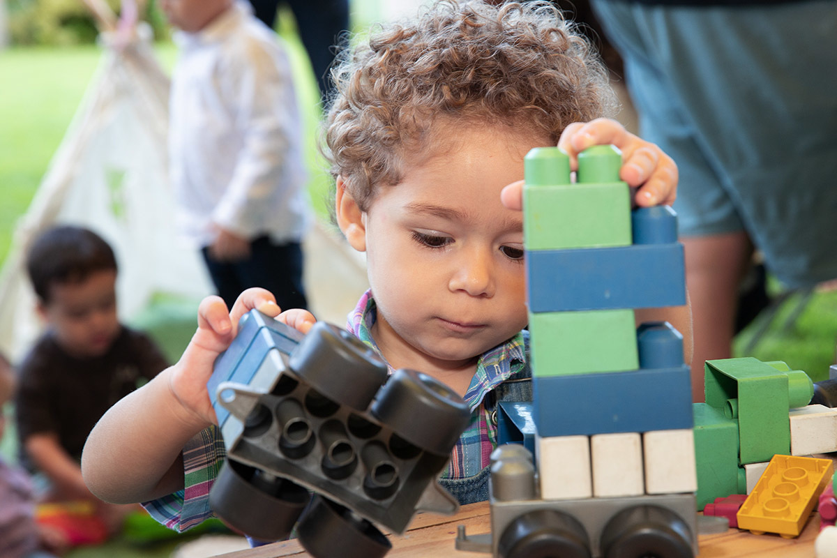 Festa de 2 anos Vitor: Vitor brincando no Sítio Recanto dos Sonhos, RJ.
