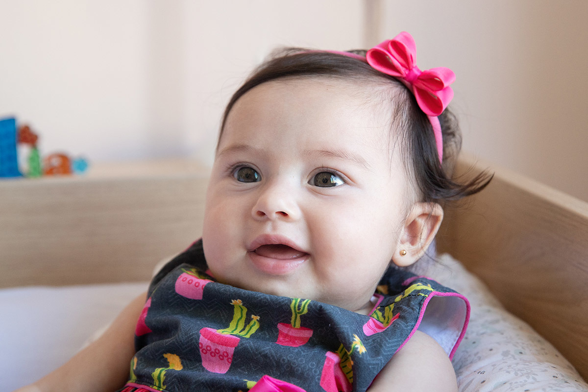 Maitê sentada no berço - ensaio de bebê - Rio de Janeiro - RJ. 