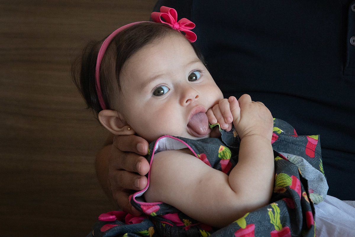 Maitê com a língua para fora - ensaio de bebê - Rio de Janeiro - RJ.