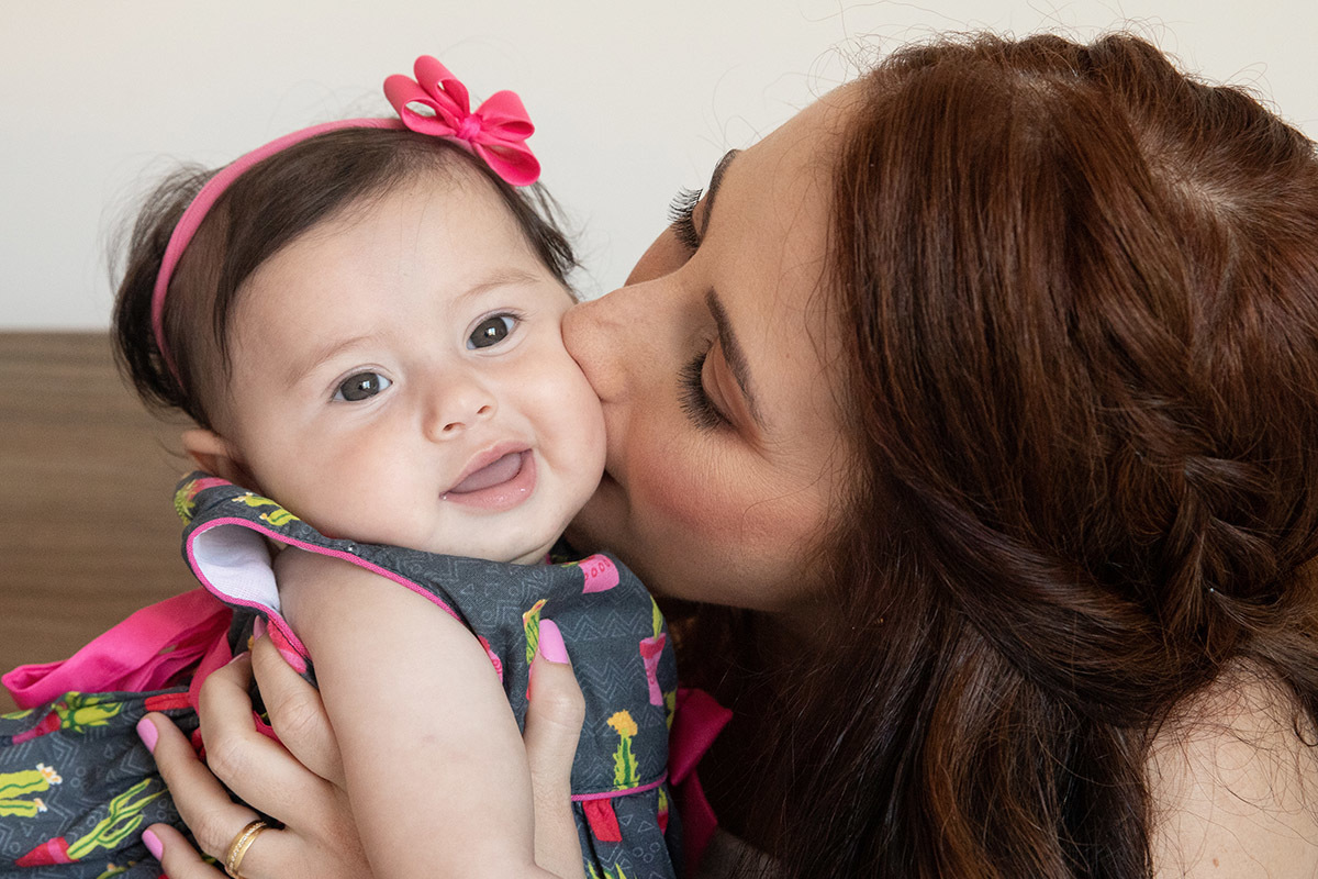 Priscila beijando a Maitê - ensaio de bebê - Rio de Janeiro - RJ.