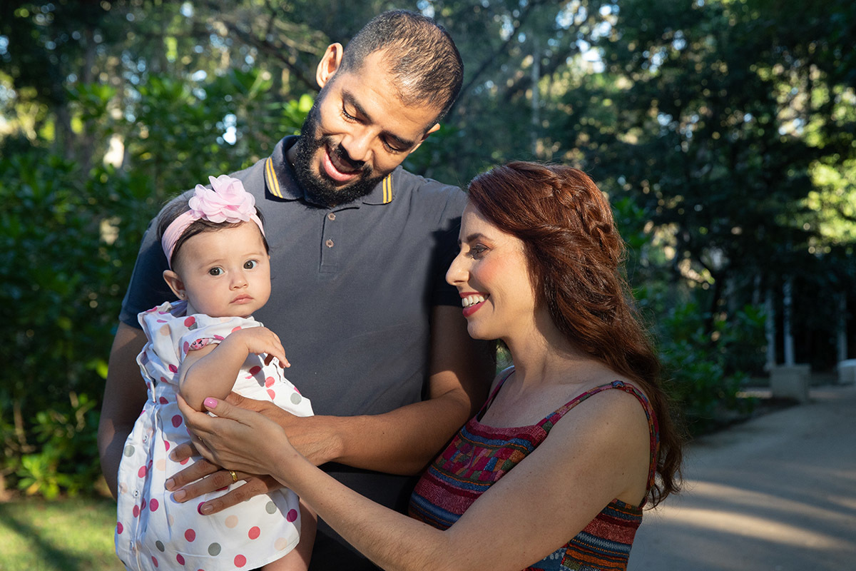 Maitê, Priscila e Igor sorrindo no Jardim Botânico - ensaio de família - Rio de Janeiro - RJ.