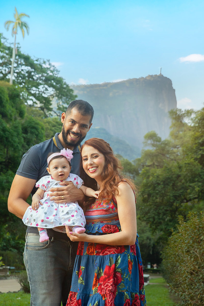 Maitê, Priscila e Igor no Jardim Botânico com o Corcovado ao fundo - ensaio de família - Rio de Janeiro - RJ.