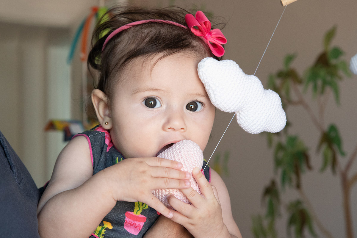 Maitê com laço de fita rosa , brincando com o móbile - ensaio de bebê - Rio de Janeiro - RJ. 