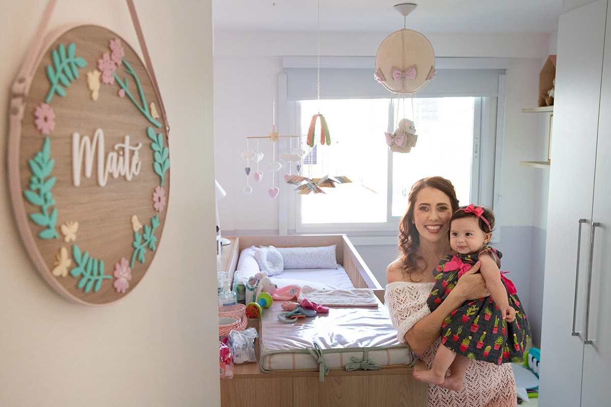 Priscila com Maitê em frente a porta do quarto - ensaio de bebê - Rio de Janeiro - RJ.