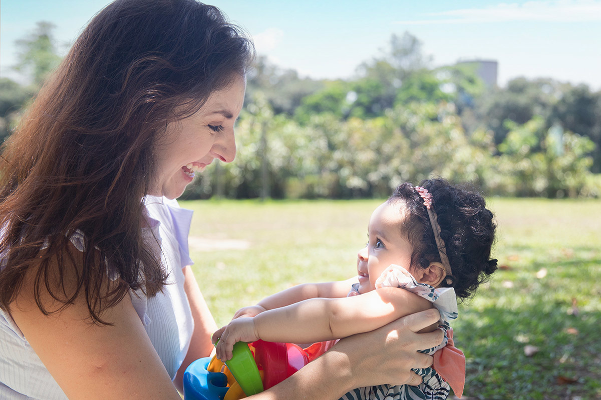 Ensaio de bebê: Larissa brincando com a Maria Cecília no Bosque da Barra, Rio de Janeiro.