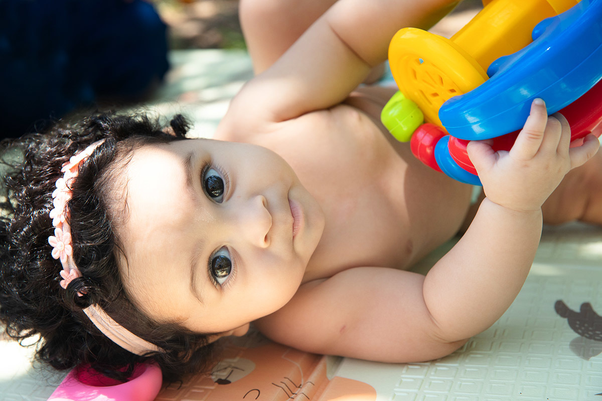 Ensaio de bebê: Maria Cecília brincando no Bosque da Barra, Rio de Janeiro.