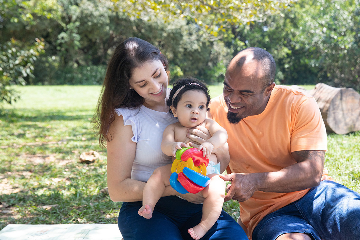 Ensaio de bebê: Larissa e Estevam brincando com a Maria Cecília no Bosque da Barra, Rio de Janeiro.