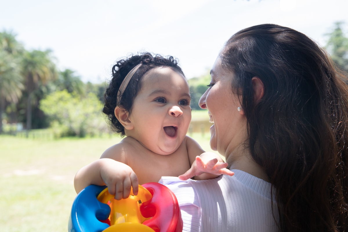 Ensaio de bebê: Larissa com a Maria Cecília no colo no Bosque da Barra, Rio de Janeiro.