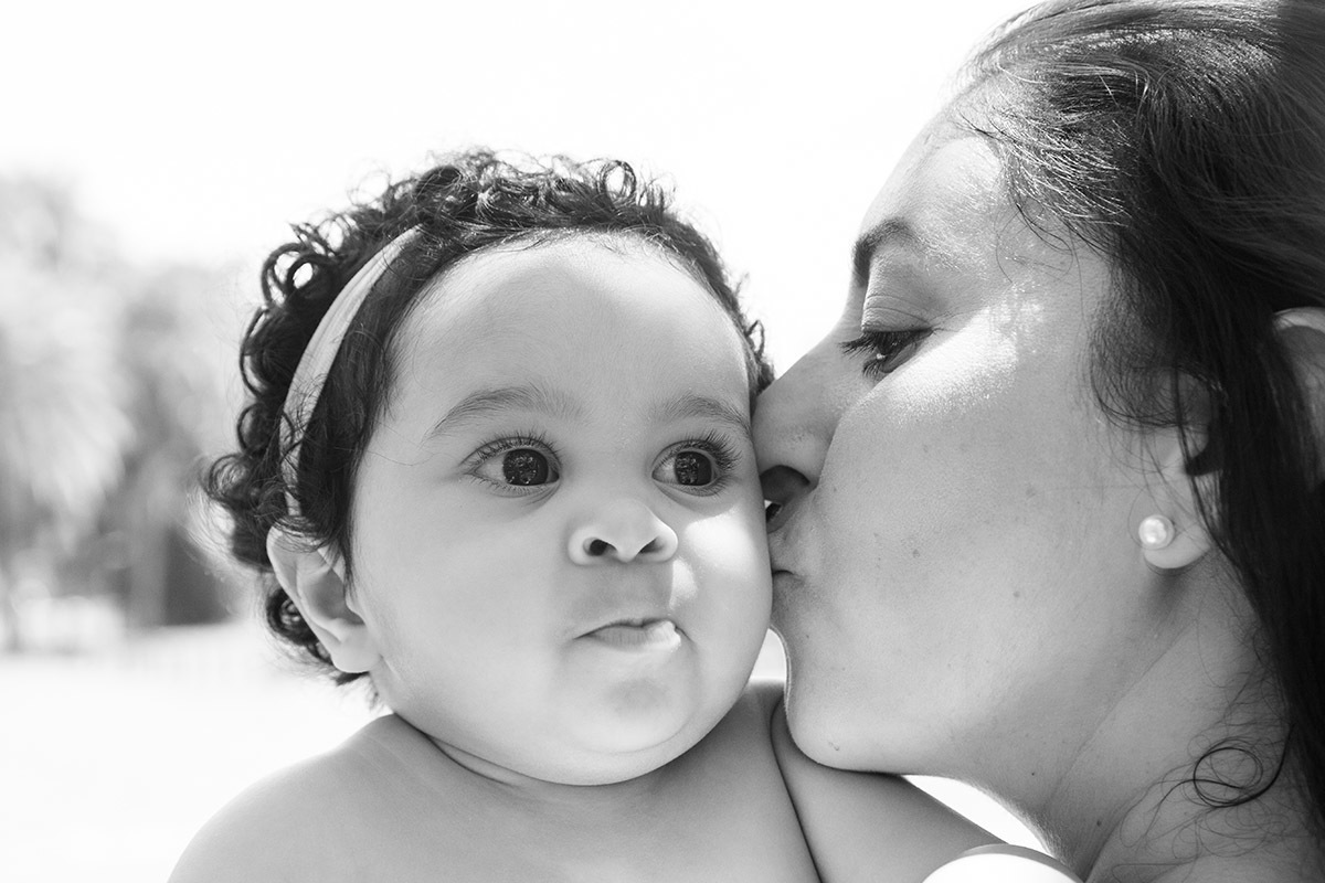 Ensaio de bebê: Larissa beijando a Maria Cecília Bosque da Barra, Rio de Janeiro.