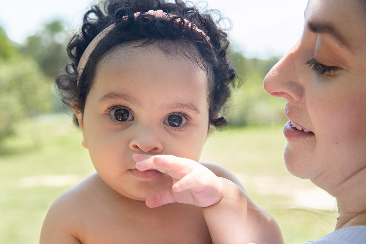 Ensaio de bebê: Larissa olhando para a Maria Cecília Bosque da Barra, Rio de Janeiro.
