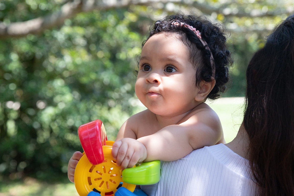 Ensaio de bebê: Maria Cecília brincando no Bosque da Barra, Rio de Janeiro.