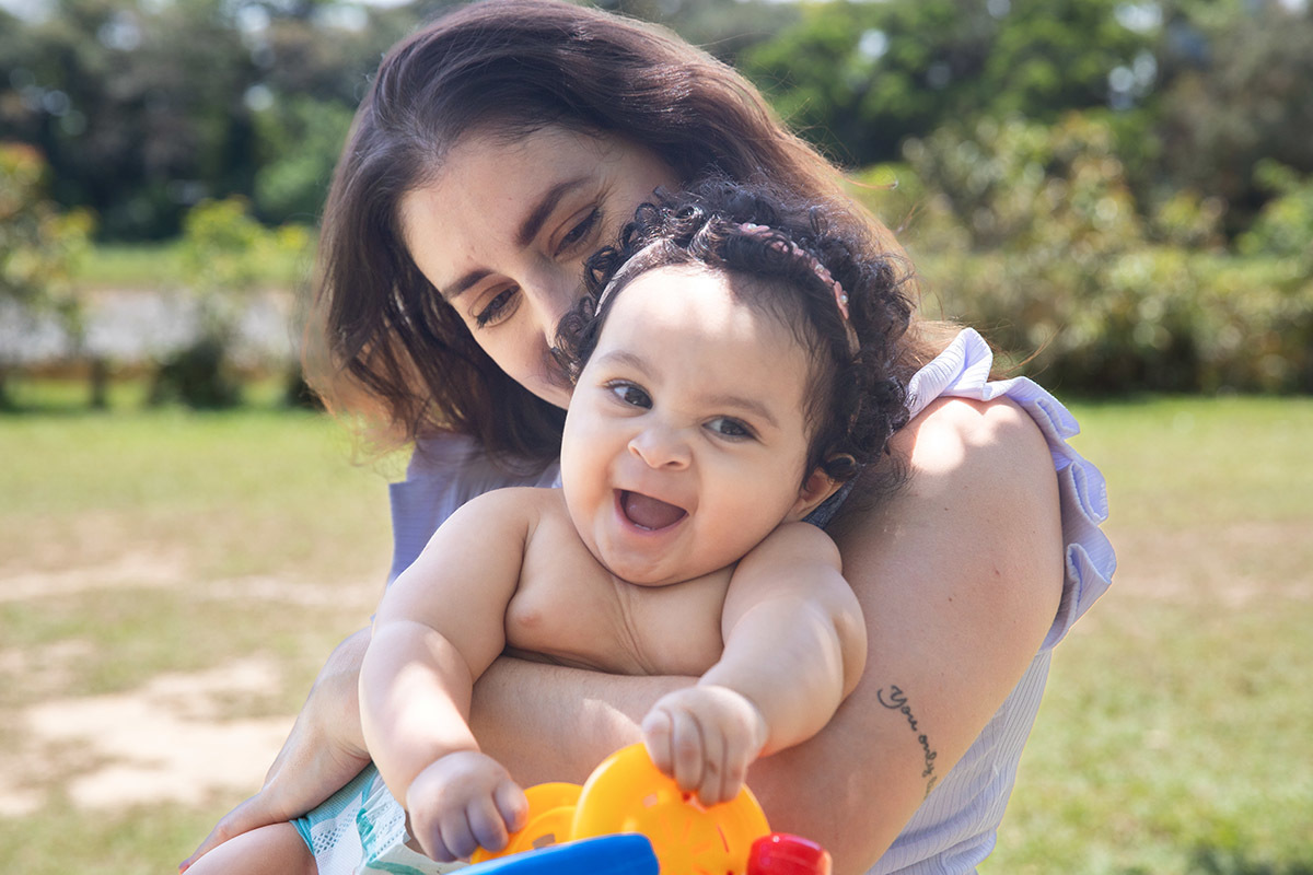 Ensaio de bebê: Larissa com a Maria Cecília no colo no Bosque da Barra, Rio de Janeiro.