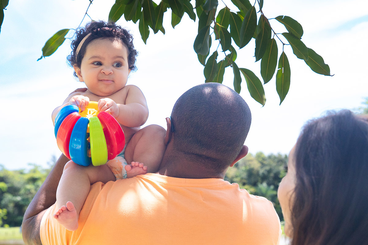 Ensaio de bebê: Maria Cecília no ombro do Estevam no Bosque da Barra, Rio de Janeiro.