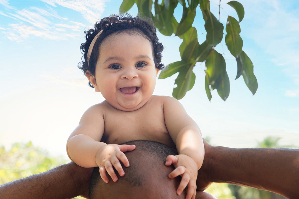 Ensaio de bebê: Maria Cecília brincando no Bosque da Barra, Rio de Janeiro.