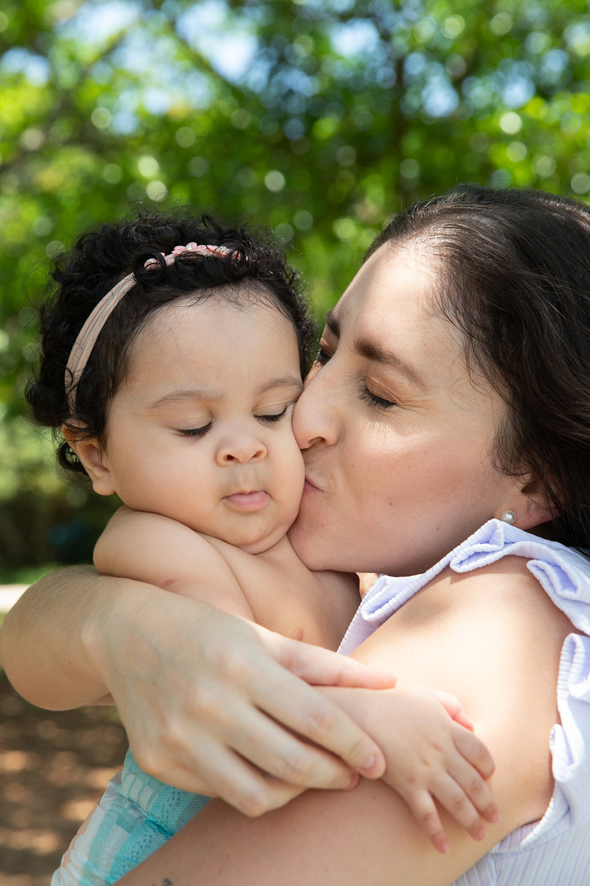 Ensaio de bebê: Larissa beijando a Maria Cecília Bosque da Barra, Rio de Janeiro.