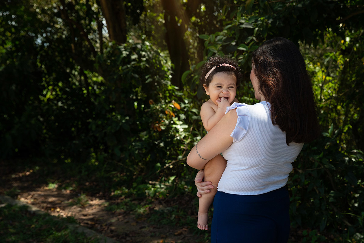 Ensaio de bebê: Larissa com a Maria Cecília no colo no Bosque da Barra, Rio de Janeiro.
