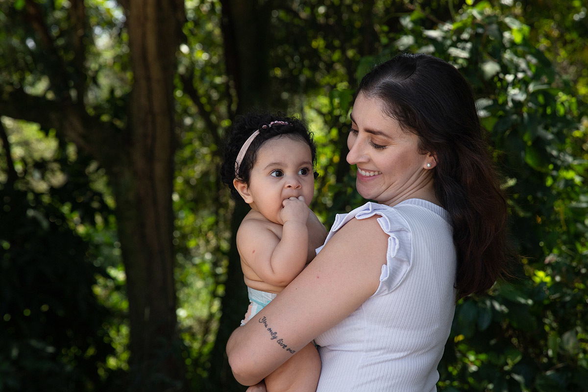 Ensaio de bebê: Larissa com a Maria Cecília no colo no Bosque da Barra, Rio de Janeiro.