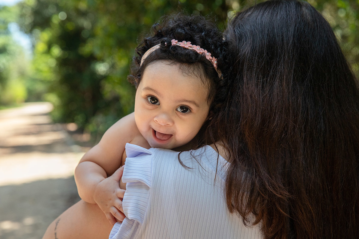 Ensaio de bebê: Larissa com a Maria Cecília no colo no Bosque da Barra, Rio de Janeiro.