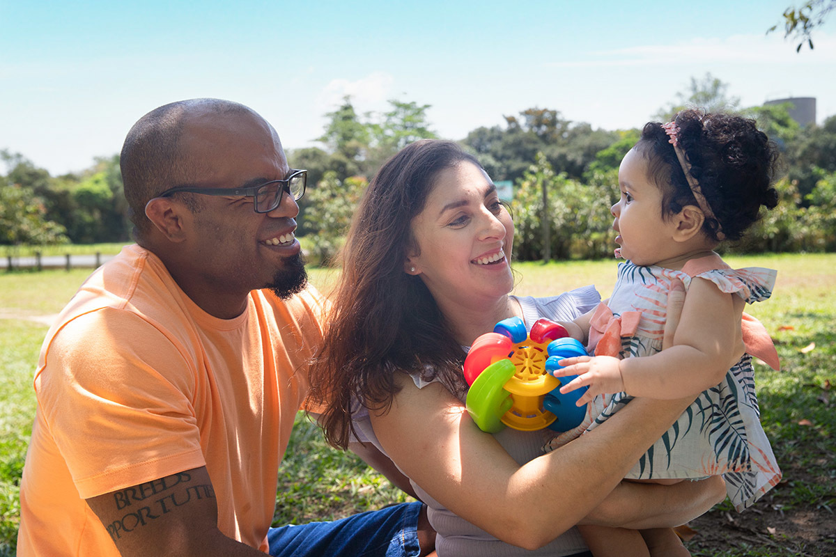 Ensaio de bebê: Larissa e Estevam brincando com a Maria Cecília no Bosque da Barra, Rio de Janeiro.