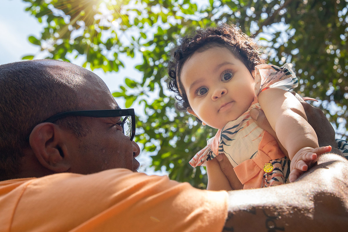 Ensaio de bebê: Maria Cecília com o Estevam no Bosque da Barra, Rio de Janeiro.