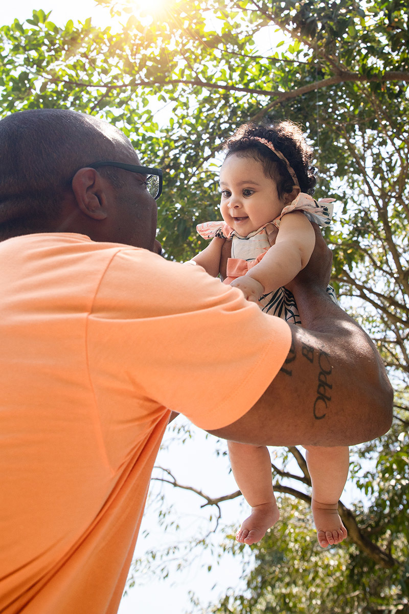 Ensaio de bebê: Maria Cecília com o Estevam no Bosque da Barra, Rio de Janeiro.