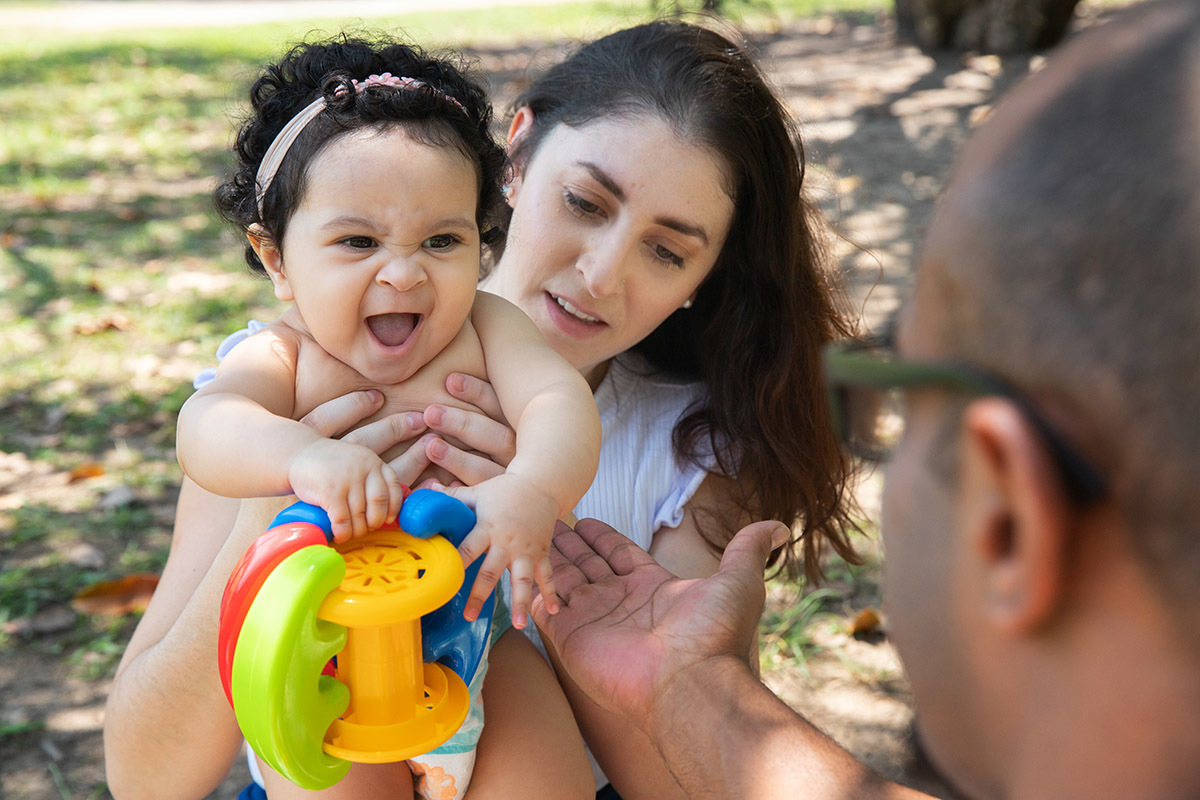 Ensaio de bebê: Larissa e Estevam brincando com a Maria Cecília no Bosque da Barra, Rio de Janeiro.