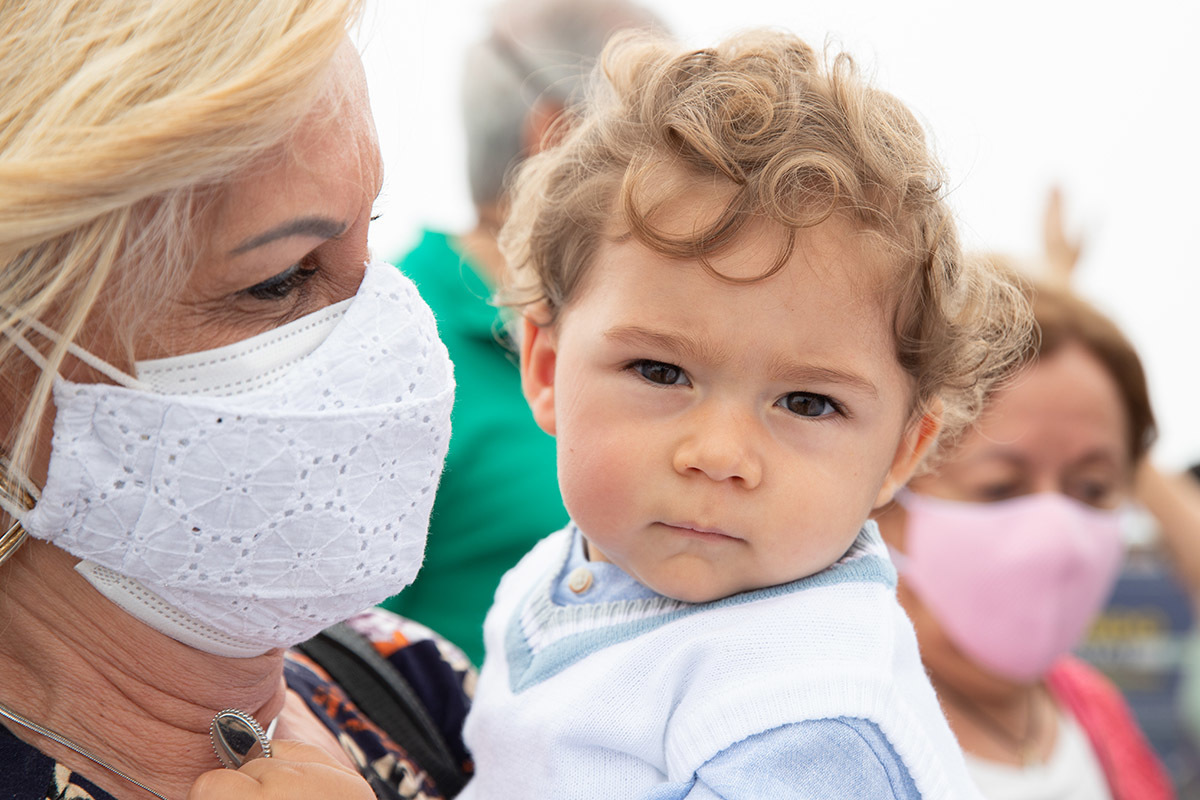 Batizado do Vitor: Vitor com a avó em frente a capela do Corcovado, no Rio de Janeiro.