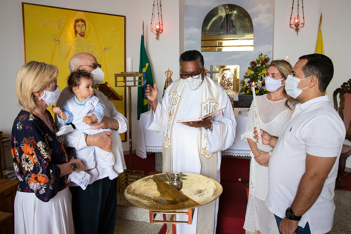 Batizado do Vitor: padre e família durante cerimônia na capela do Corcovado, no Rio de Janeiro.