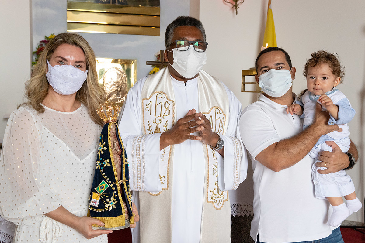 Batizado do Vitor: padre, pais e Vitor durante cerimônia na capela do Corcovado, no Rio de Janeiro.