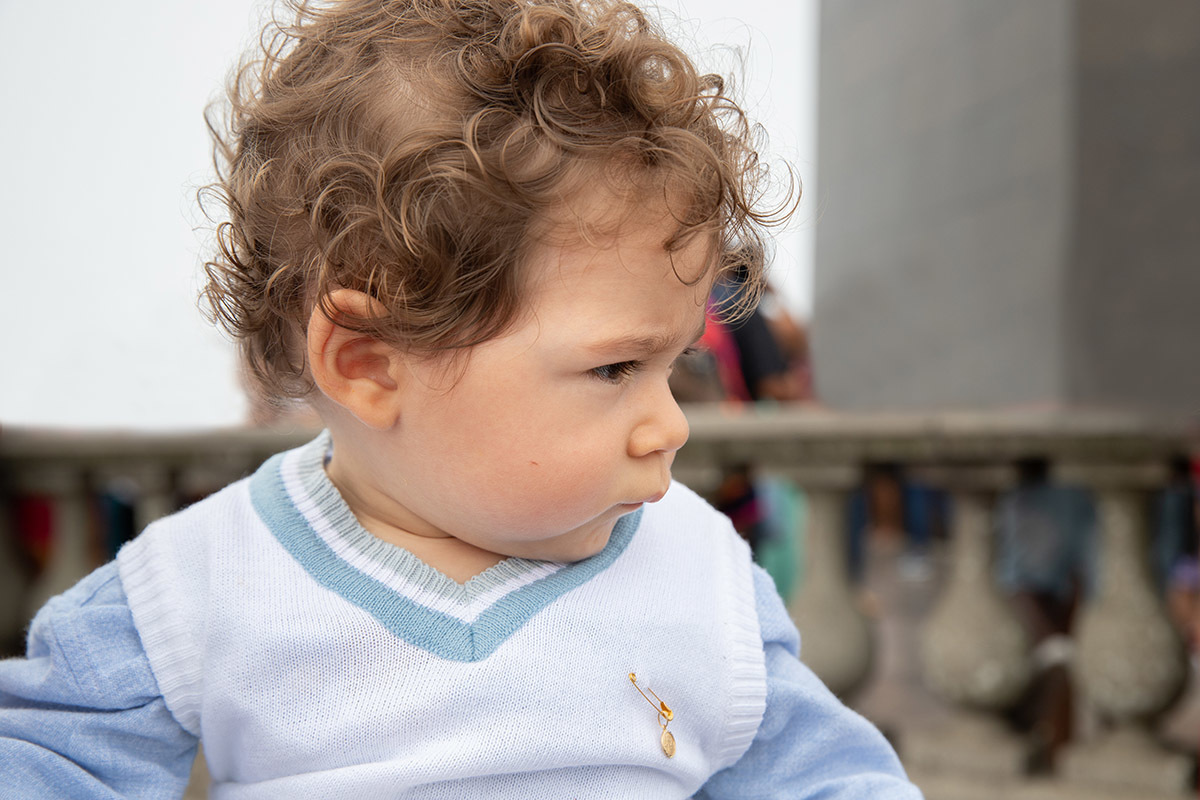Batizado do Vitor: Vitor em frente a capela do Corcovado, no Rio de Janeiro.