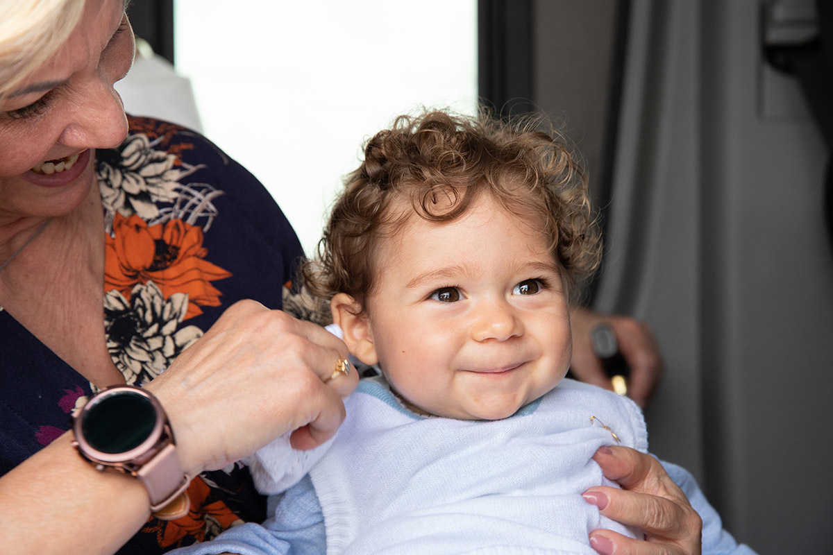 Batizado do Vitor: Vitor com a avó em frente a capela do Corcovado, no Rio de Janeiro.