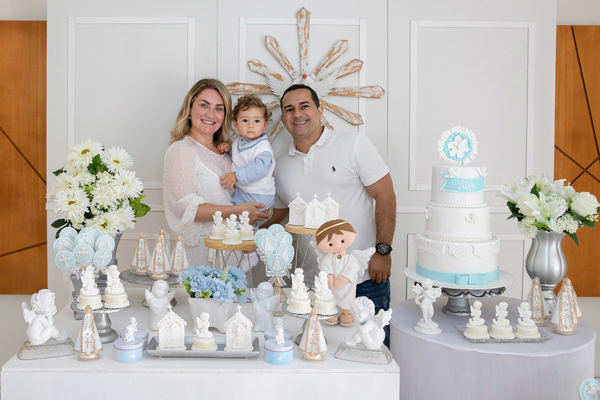 Batizado do Vitor: Vitor com os pais na mesa do bolo da festa, Rio de Janeiro.