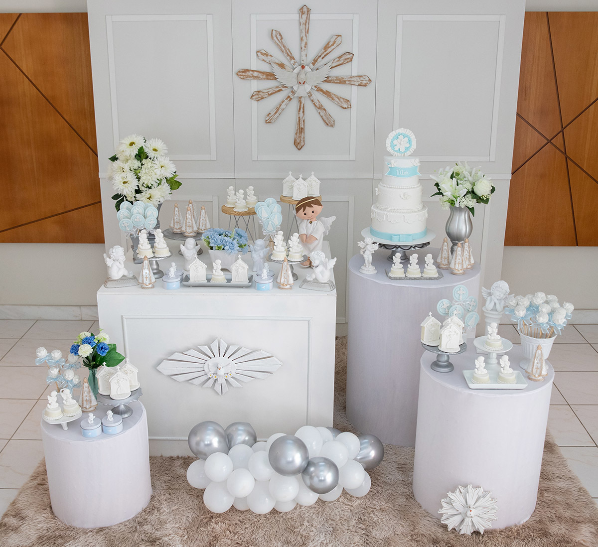 decoração da mesa da comemoração do batizado do Vitor, no Rio de Janeiro.