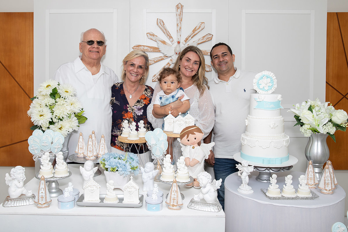 Batizado do Vitor: Vitor com os pais  e avós na mesa do bolo da festa, Rio de Janeiro.