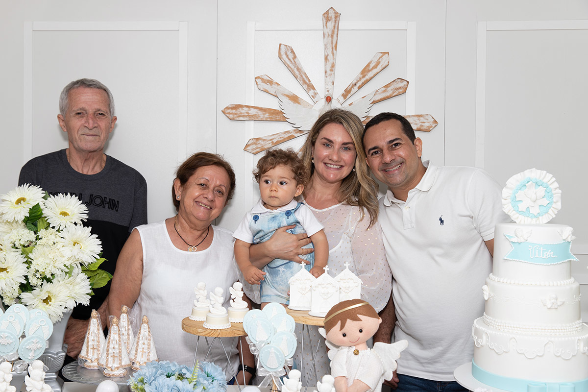 Batizado do Vitor: Vitor com os pais na mesa do bolo da festa, Rio de Janeiro.