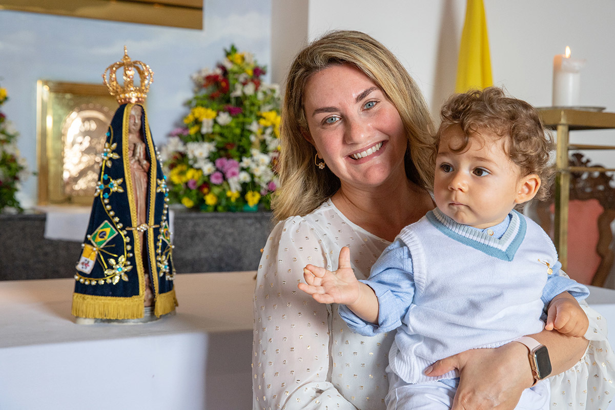 Batizado do Vitor: Mãe e Vitor dentro da capela do Corcovado, no Rio de Janeiro.