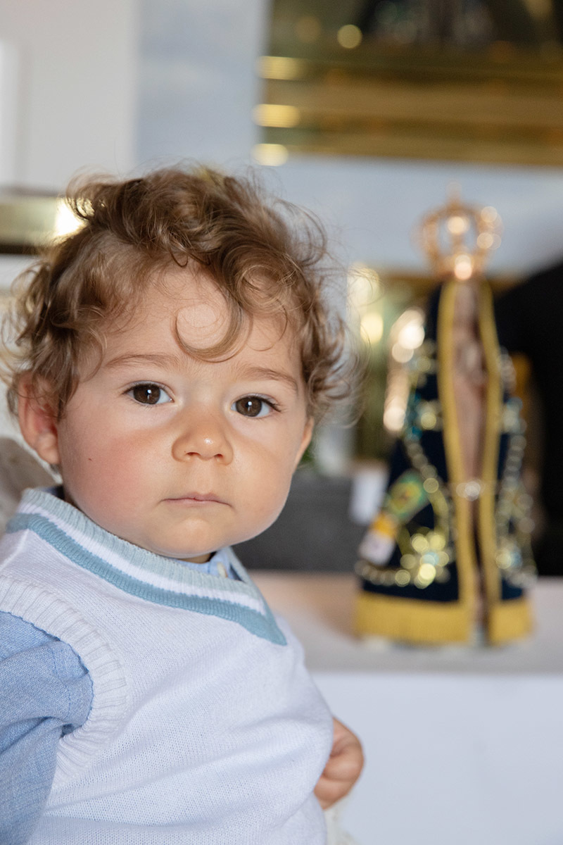 Batizado do Vitor: Vitor dentro da capela do Corcovado, no Rio de Janeiro.
