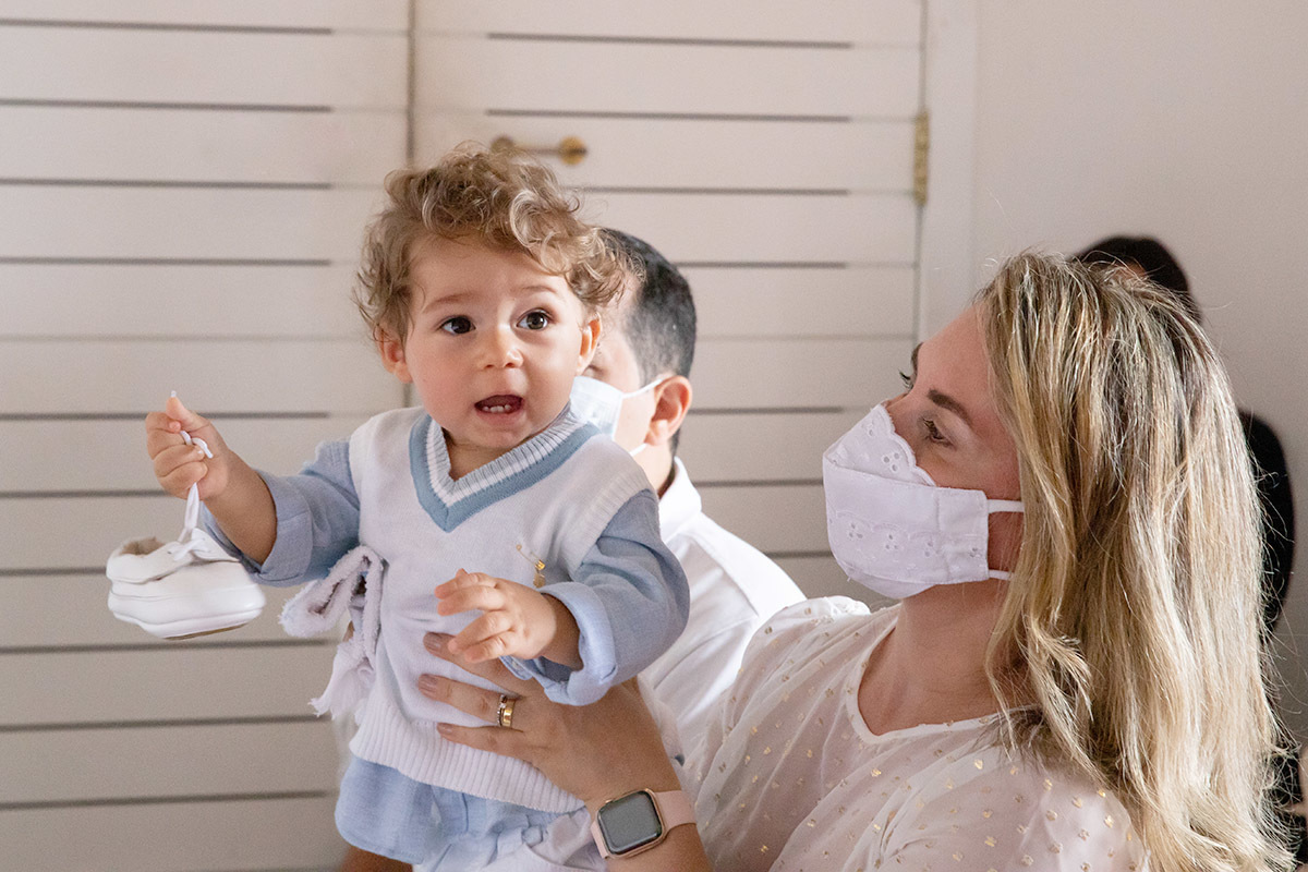 Batizado do Vitor: Mãe e Vitor dentro da capela do Corcovado, no Rio de Janeiro.