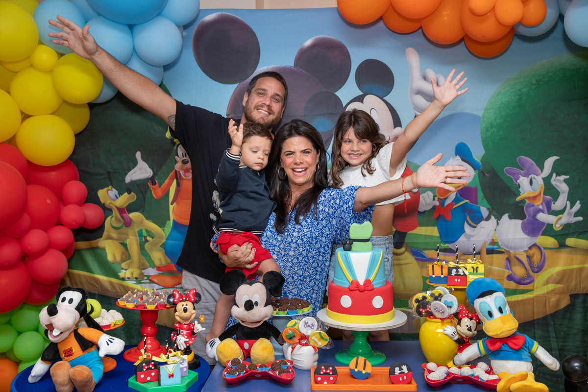 Família do Eduardo na mesa do bolo do tema Mickey