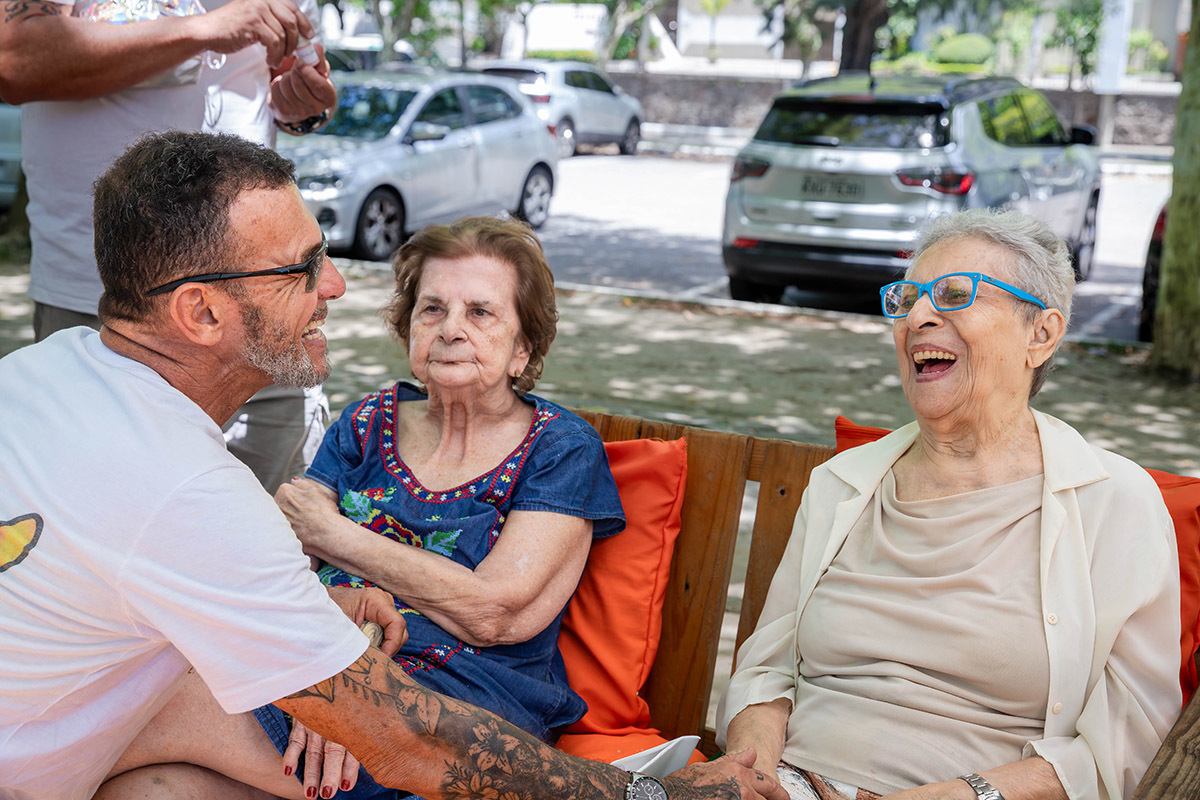 Max com a mãe e tia durante a festa de 1 ano da Alice na Lagoa