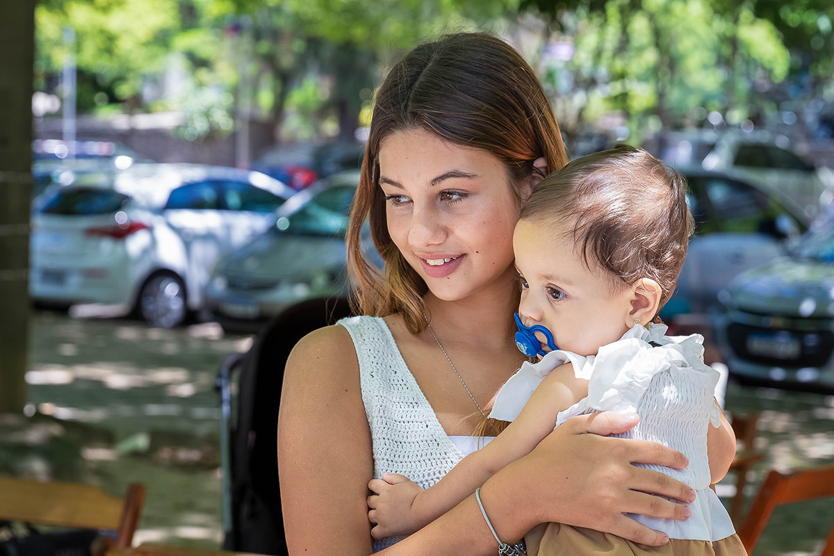 Alice no cola da sua prima em sua festa de aniversário de 1 ano - piquenique na lagoa no Rio de Janeiro