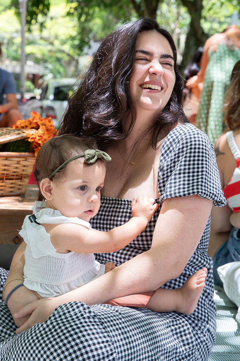Alice no colo de sua mãe na sua festa de um ano - Piquenique na Lagoa no Rio de Janeiro