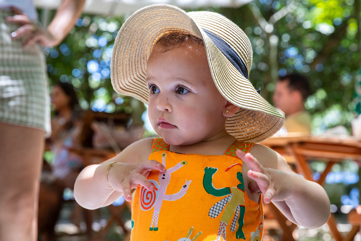 Menina de chapéu de palha na festa da Alice Piquenique na Lagoa Rio de Janeiro