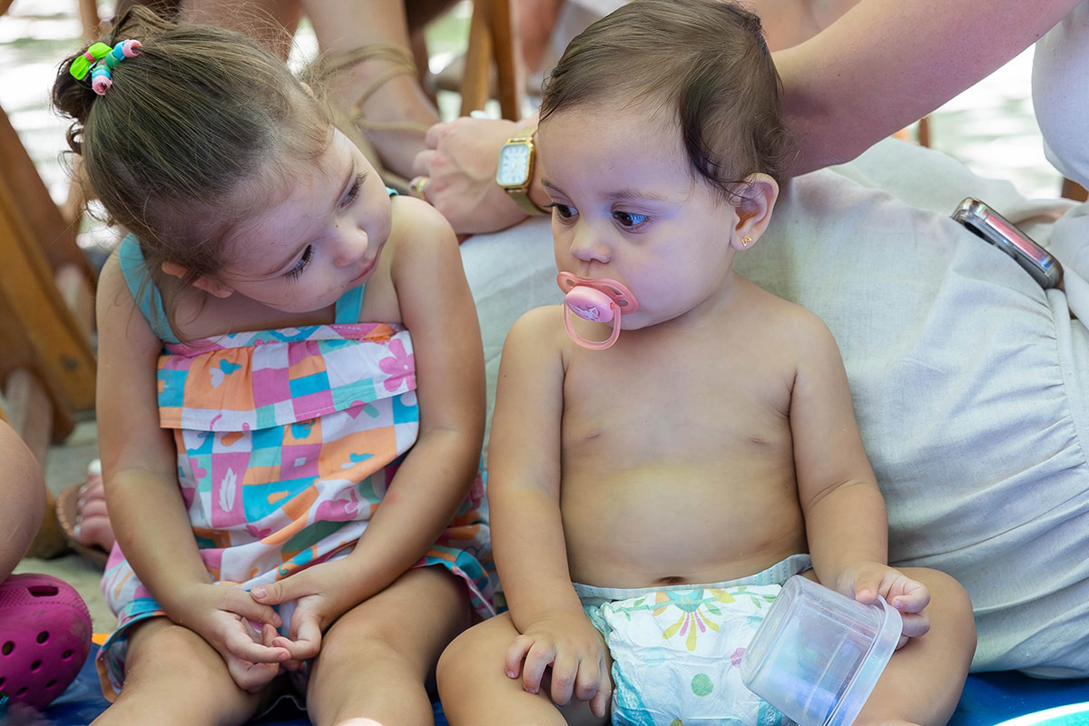 Menina olhando para a Alice durant eo piquenique da Alice na Lagoa